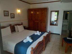 - une chambre avec un grand lit et des serviettes dans l'établissement Cornucopia Hotel, à Ix-Xagħra
