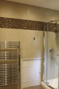 baño con ducha y puerta de cristal en No2 Woodland View, en Bakewell