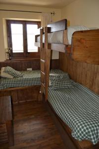 a room with two bunk beds in a cabin at Acogedor apartamento con jardín en Ger in Ger