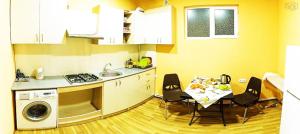 Eldhús eða eldhúskrókur á Domino Yerevan Hostel And Hotel