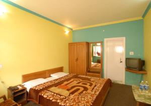 Cama ou camas em um quarto em Hotel Aroma Nainital By Royal Collection Hotels