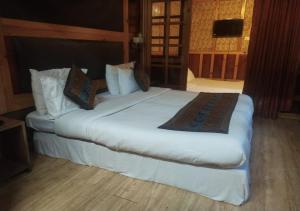 מיטה או מיטות בחדר ב-Hotel Aroma Nainital By Royal Collection Hotels