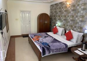 Ένα ή περισσότερα κρεβάτια σε δωμάτιο στο Hotel Aroma Nainital By Royal Collection Hotels