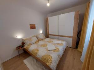 Ein Bett oder Betten in einem Zimmer der Unterkunft Apartment Dina