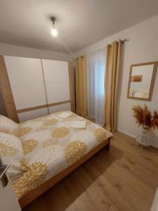 Ein Bett oder Betten in einem Zimmer der Unterkunft Apartment Dina