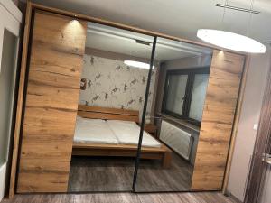 uma porta de vidro deslizante com uma cama num quarto em Miaos private Room em Sindelfingen