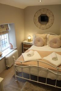 - une chambre avec un lit et des serviettes dans l'établissement The Nook, à Bakewell