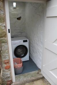Waschmaschine und Trockner in einem kleinen Raum in der Unterkunft The Nook in Bakewell