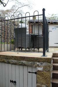 een hek op een patio met een tafel en stoelen bij The Nook in Bakewell