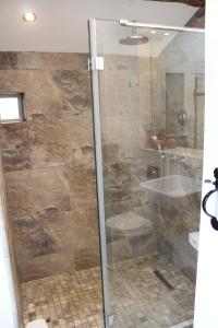eine Dusche mit Glastür im Bad in der Unterkunft The Nook in Bakewell