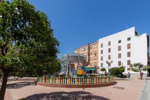 een park met een speeltuin voor een gebouw bij My City Home - Luminoso apartamento en Puerta del Ángel in Madrid