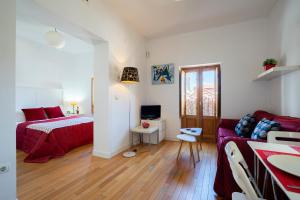 een slaapkamer met een bed, een bureau en een tafel bij My City Home - Luminoso apartamento en Puerta del Ángel in Madrid