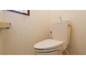 W pokoju znajduje się łazienka z białą toaletą. w obiekcie Cosmo Mercy N-1 / Vacation STAY 12990 w Tokio