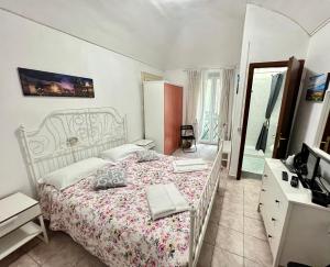 1 dormitorio con 1 cama y TV en B&B Da Lisa, en Turín