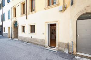 un edificio con una puerta al lado de una calle en Next to the library apartments, en Verona