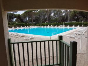 vistas a una piscina con tumbonas y una piscina en Grand T3 - Terrasse les pieds dans l'eau - Climatisation, en Saint-Raphaël