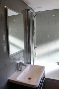 La salle de bains est pourvue d'un lavabo et d'un miroir. dans l'établissement No4 Chapel Row, à Bakewell