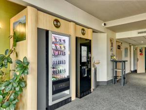 - un réfrigérateur avec des boissons dans le couloir dans l'établissement B&B HOTEL Clermont-Ferrand Gerzat, à Gerzat