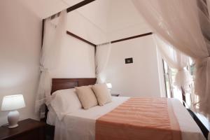 Un dormitorio con una cama grande y una ventana en Villa Dyria exclusive swimming pool, en Monopoli