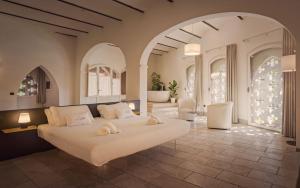 ラーリにあるIl Castello di San Ruffinoの大きなベッドルーム1室(大型ベッド1台付)