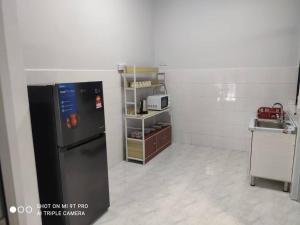 O bucătărie sau chicinetă la NEW 55 Homestay Corner Lot Spacious House in Bukit Bakri Muar