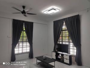 Un televizor și/sau centru de divertisment la NEW 55 Homestay Corner Lot Spacious House in Bukit Bakri Muar