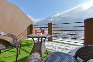 The Chinar Resort & Spa, Pahalgam的阳台或露台