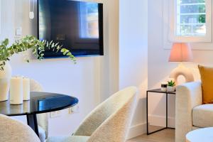 Televízia a/alebo spoločenská miestnosť v ubytovaní Lofts Parque de Huelin