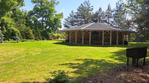 un gazebo in mezzo a un cortile di Domek Leśny bungalow a Rudawica