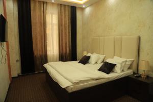 Una cama o camas en una habitación de Green Hotel Dushanbe