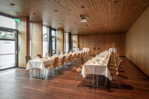 チューリッヒにあるベスト ウェスタン ホテル スピリガーテンのテーブルと椅子が備わる広い客室です。