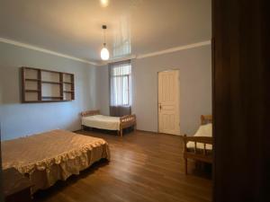 una camera con due letti e una finestra e una porta di Natia Guest House a Kobuleti