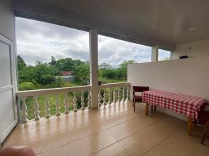 balcone con tavolo e ampia finestra di Natia Guest House a Kobuleti