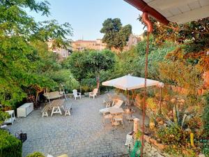 a patio with a table and chairs and an umbrella at La casina di Alicia in Montenero di Bisaccia