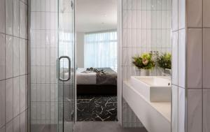 La salle de bains est pourvue d'un lit, d'une baignoire et d'un lavabo. dans l'établissement Rydges Wellington, à Wellington