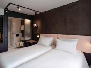 A bed or beds in a room at TRIBE Paris Batignolles