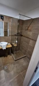 La salle de bains est pourvue d'une douche et d'un lavabo. dans l'établissement A Fogadó, à Bicske