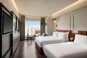 Ramada Encore by Wyndham Indore Nipania客房内的一张或多张床位