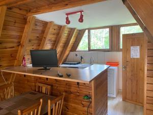 斯蒂格纳Domki Pod Sosnami的厨房里有一张带电脑的桌子 更多23张照片