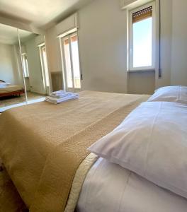モノーポリにあるCasa Marialuisaの窓付きの客室で、白い大型ベッド1台が備わります。