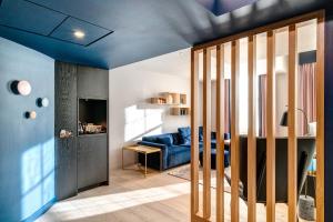 un salon avec un plafond bleu et un canapé bleu dans l'établissement Apex Waterloo Place Hotel, à Édimbourg