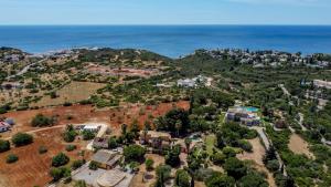 una vista aerea di una zona residenziale vicino all'oceano di Villa Concha by Indigo a Benagil