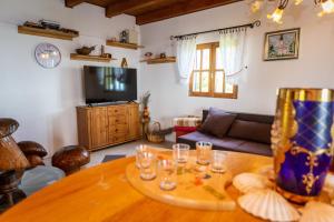 ein Wohnzimmer mit einem Tisch mit Brille darauf in der Unterkunft Kuća za odmor Zeleni breg in Krapina
