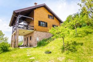 ein Haus an der Seite eines Hügels in der Unterkunft Kuća za odmor Zeleni breg in Krapina
