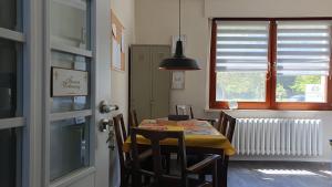 comedor con mesa, sillas y ventana en Ferienwohnung en Kromlau