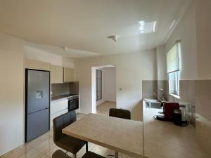 eine Küche und ein Esszimmer mit Tisch und Stühlen in der Unterkunft Studios Pantelis Corfu - Adults Only in Ýpsos