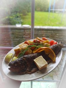 um prato de comida com peixe e legumes numa mesa em Górski Wypoczynek em Stryszawa