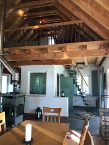 賴因斯貝格的住宿－Waldoase 1，客厅设有木桌和螺旋楼梯。
