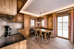 Köök või kööginurk majutusasutuses FIRSTpeak Chalets