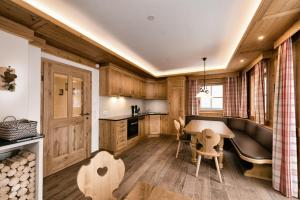 Köök või kööginurk majutusasutuses FIRSTpeak Chalets